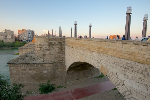 Puente de Piedra mettant en vedette riviĂšre ou ruisseau, pont et ville