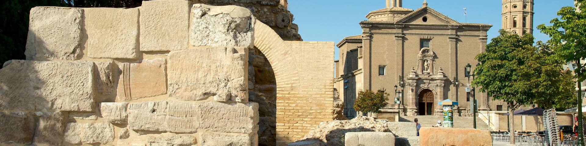 Roman Wall which includes heritage architecture, a church or cathedral and a city