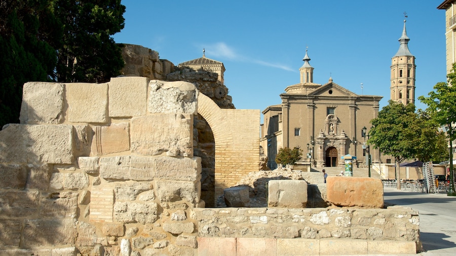 Roman Wall montrant patrimoine architectural, ville et église ou cathédrale