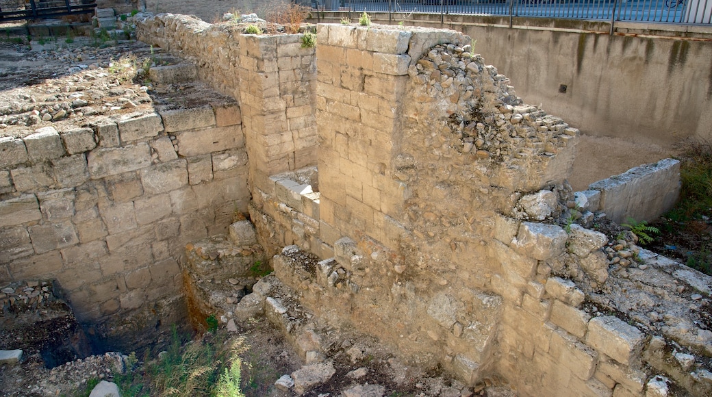 Römische Mauer das einen Gebäuderuinen