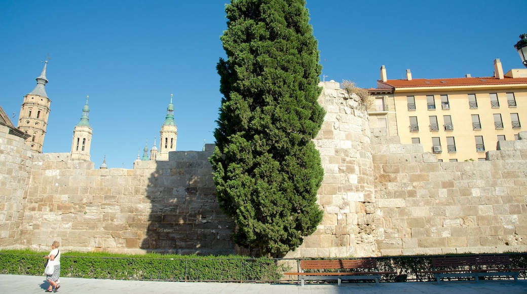 Muralla romana de mostrando una ciudad, escenas cotidianas y ruinas de edificios