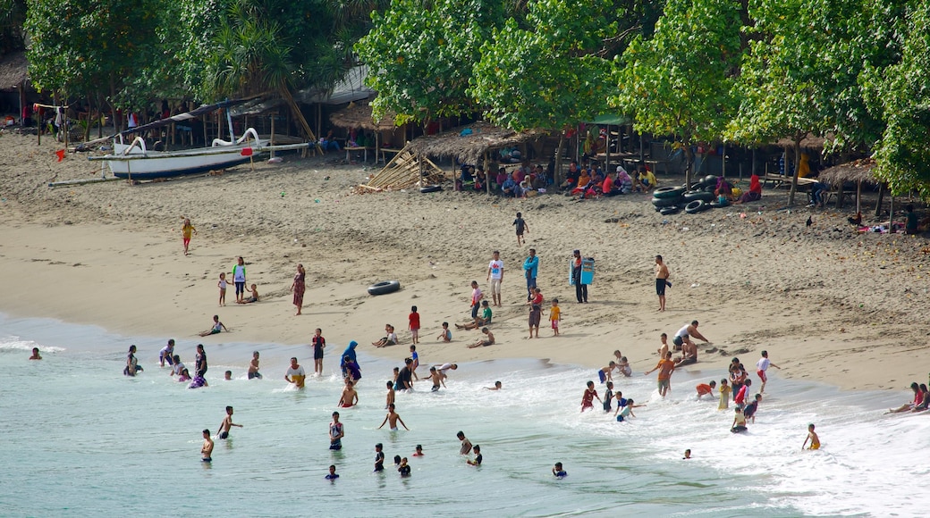 Senggigi mostrando paisagens litorâneas, natação e uma cidade pequena ou vila