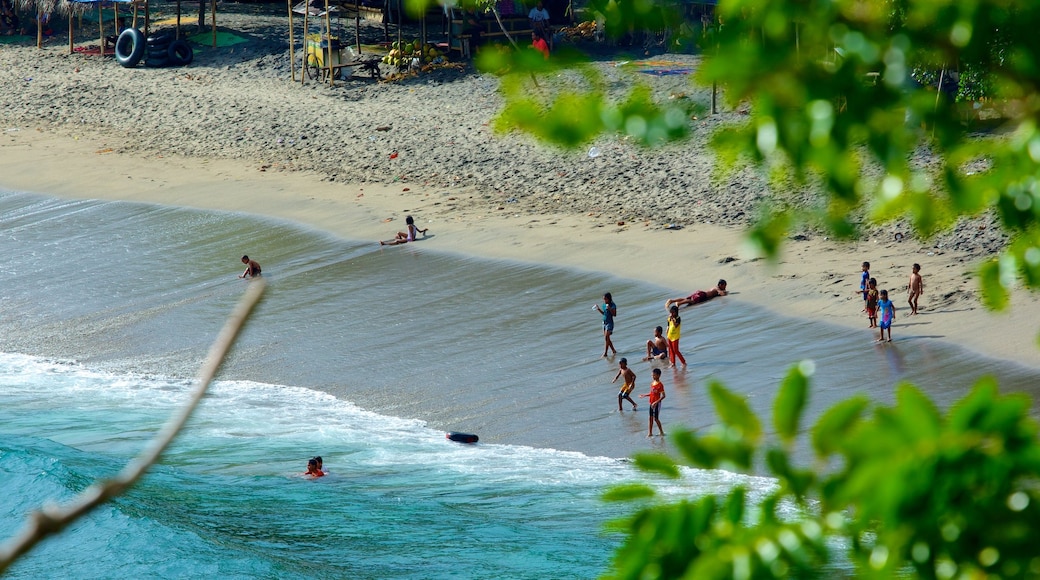 Bãi biển Senggigi trong đó bao gồm thị trấn duyên hải, phong cảnh và bơi lội