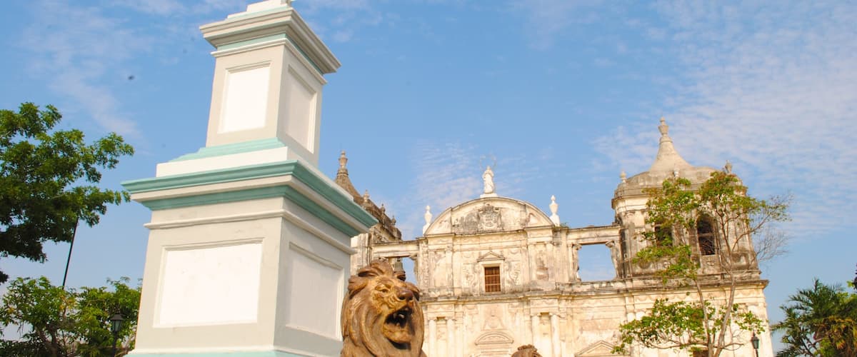León ofreciendo elementos del patrimonio y una estatua o escultura