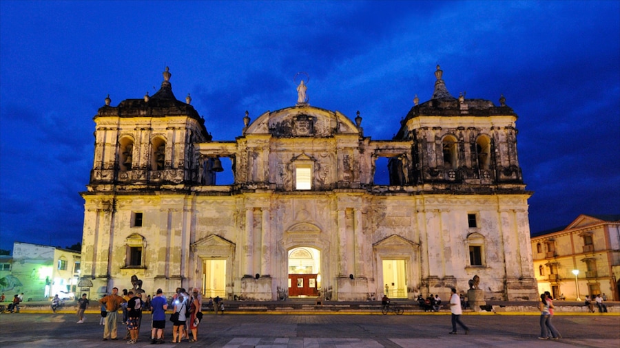 León showing a city, night scenes and heritage elements