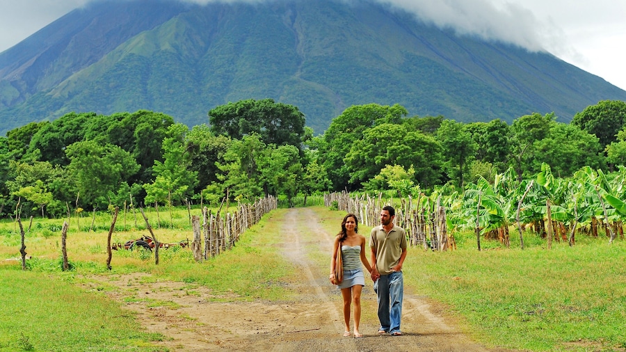 Isla de Ometepe mostrando caminatas, montañas y vista panorámica
