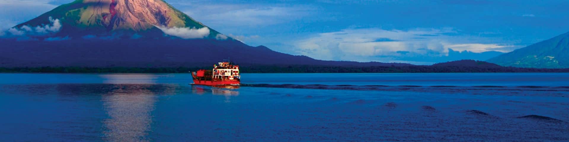 Insel Ometepe mit einem allgemeine KĂŒstenansicht und Berge
