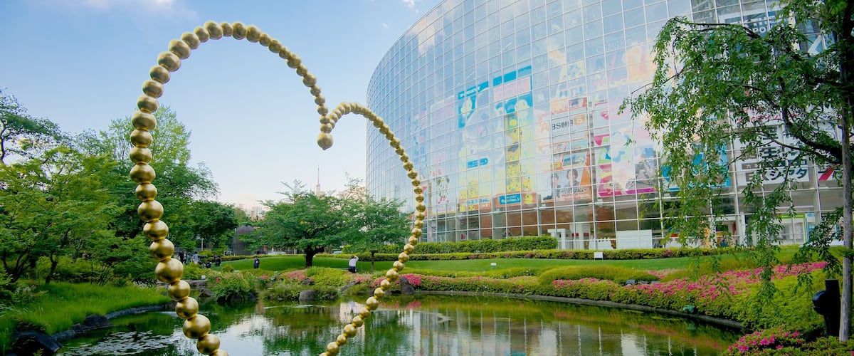 Roppongi Hills featuring outdoor art, modern architecture and a pond