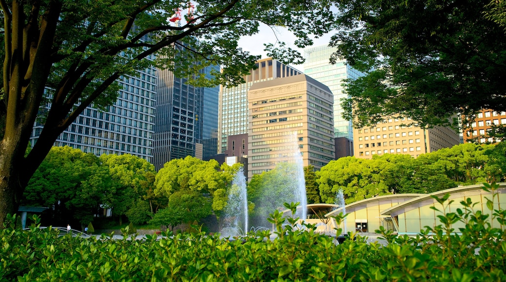 Marunouchi which includes a city, a high-rise building and a fountain