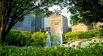 Marunouchi which includes a city, a high-rise building and a fountain