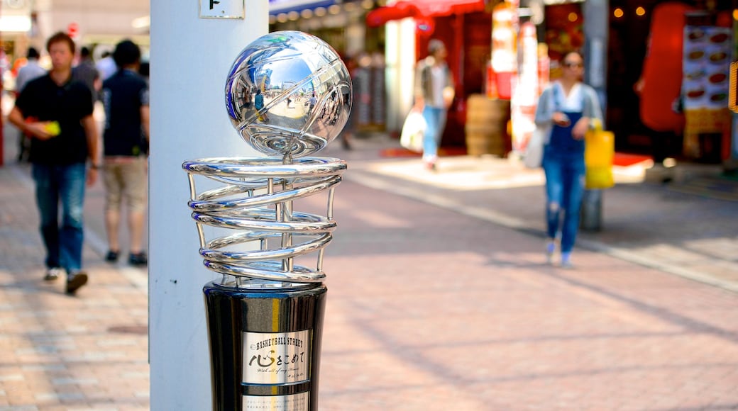 Shibuya showing outdoor art, street scenes and a city