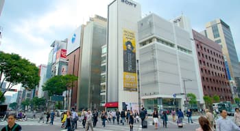 Ginza che include città, segnaletica e architettura moderna