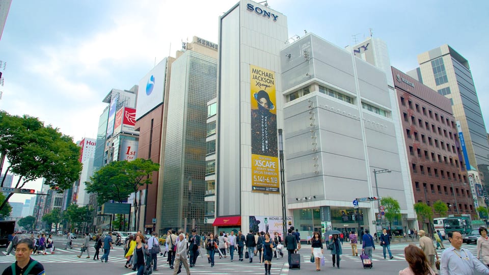 Ginza mostrando señalización, arquitectura moderna y un edificio de gran altura