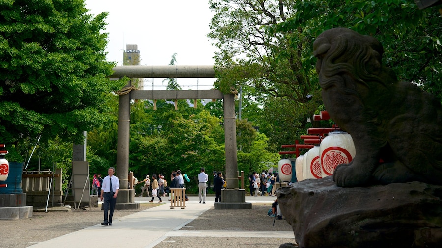 Santuario de Asakusa que incluye un templo o sitio de culto, arte al aire libre y un parque