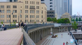 Yamashita-parken som inkluderar gatuliv, en bro och en stad