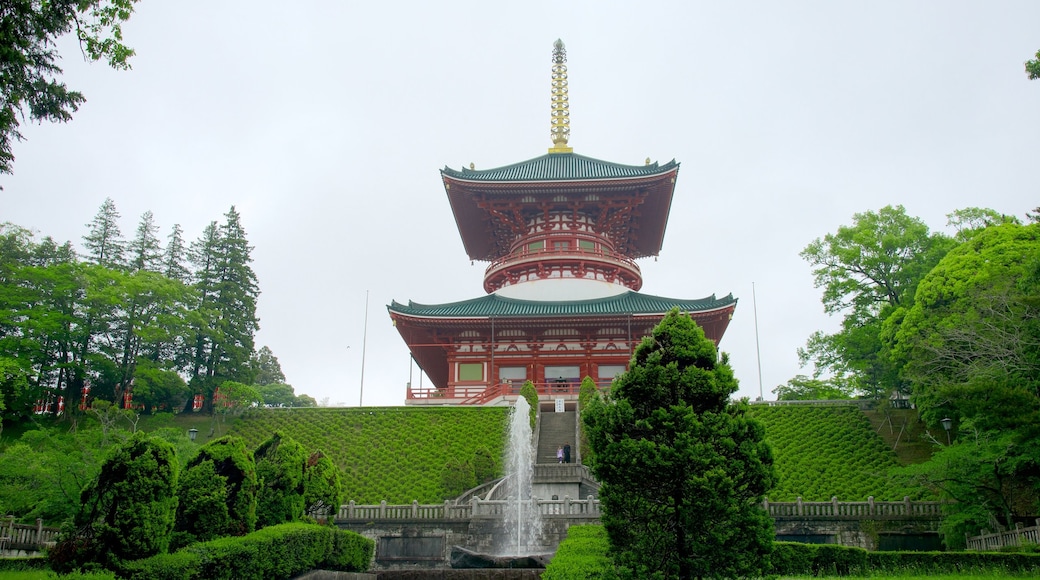 Naritasan Park showing landscape views, a park and heritage architecture