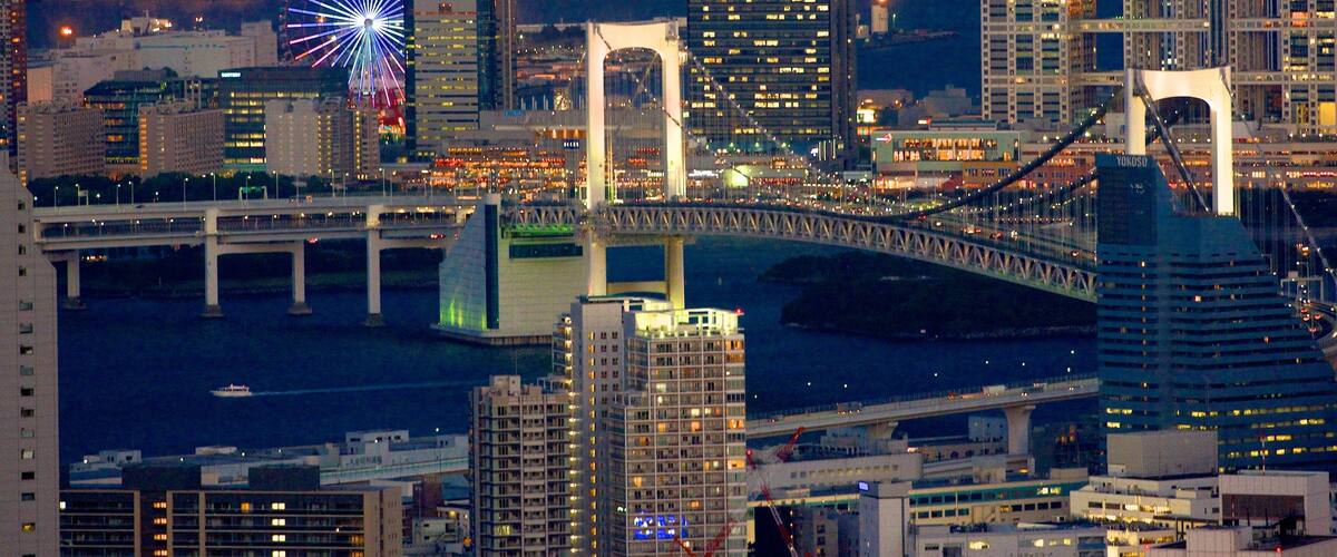 Tokio mit einem Brücke, Bucht oder Hafen und moderne Architektur