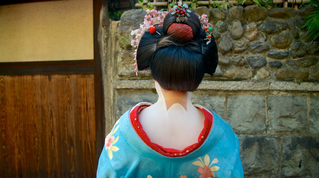 Kyōto featuring religious aspects as well as an individual female