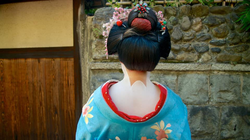 Kyoto caracterizando elementos religiosos assim como uma mulher sozinha