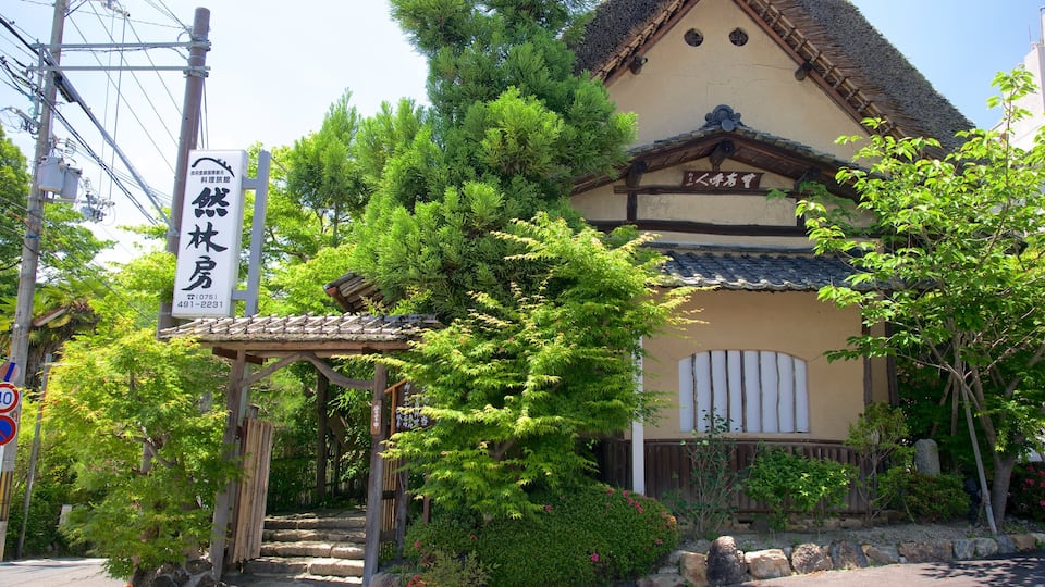 Kyoto mostrando sinalização e uma casa