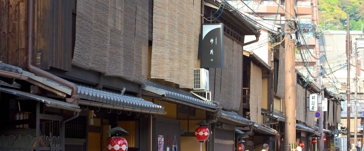 Gion featuring street scenes and a city
