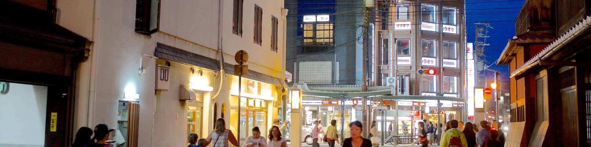 Gion mettant en vedette scènes de rue, scènes de nuit et vélo
