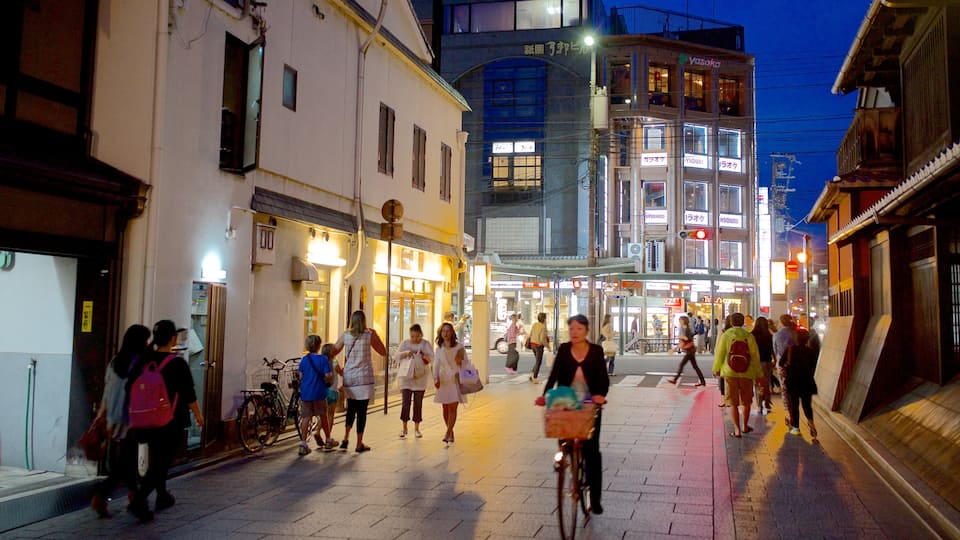 Gion mostrando bicicletta, paesaggio notturno e strade