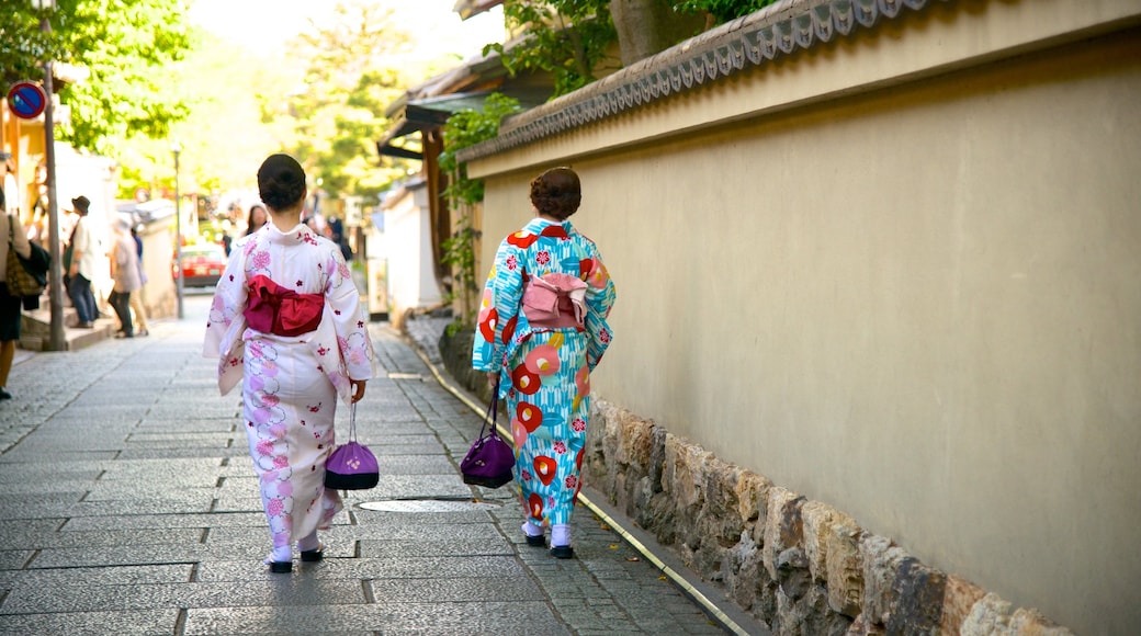 Sannenzaka Ninenzaka showing a city and street scenes