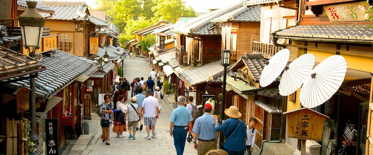 三年坂 二年坂 どの含み 小さな町あるいは村 と ストリート シーン 及び 大勢の人々