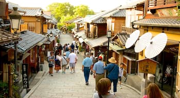 Sannenzaka Ninenzaka mostrando piccola città o villaggio e strade cosi come un grande gruppo di persone