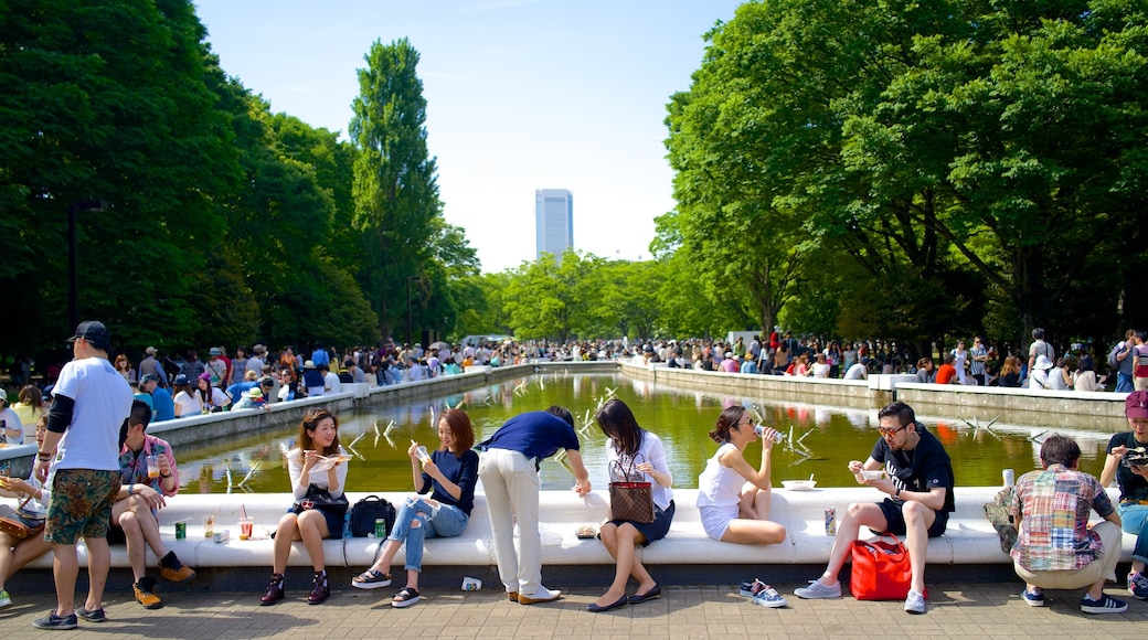 Parque Yoyogi que incluye un estanque, un jardín y comer al aire libre