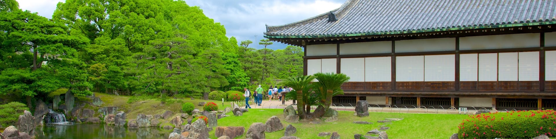 Nijo Castle featuring heritage architecture, landscape views and a pond