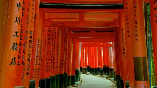 伏見稻荷大社 呈现出 寺廟或宗教聖地 和 內部景觀