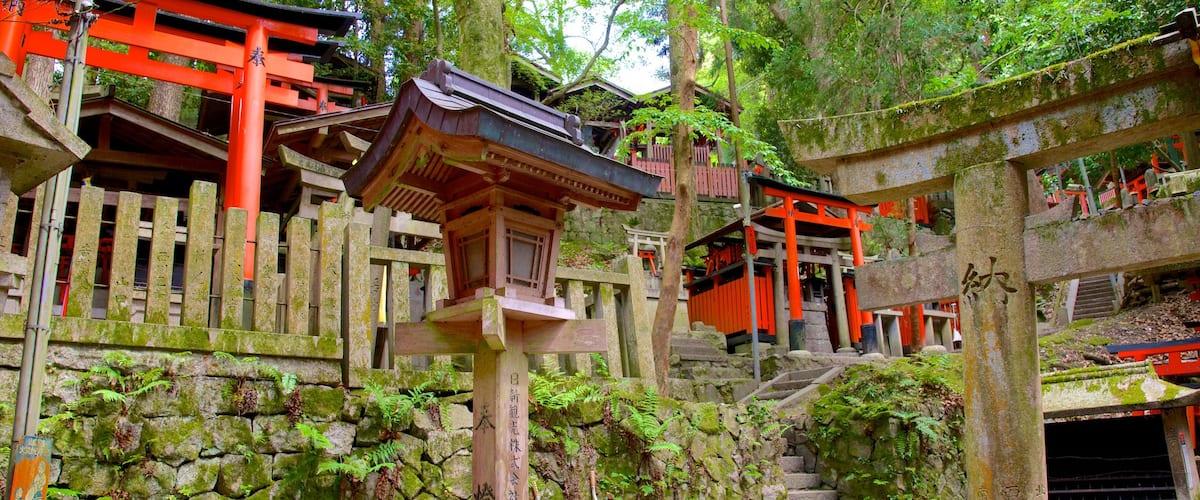Fushimi Inari Shrine which includes a memorial, a temple or place of worship and heritage architecture