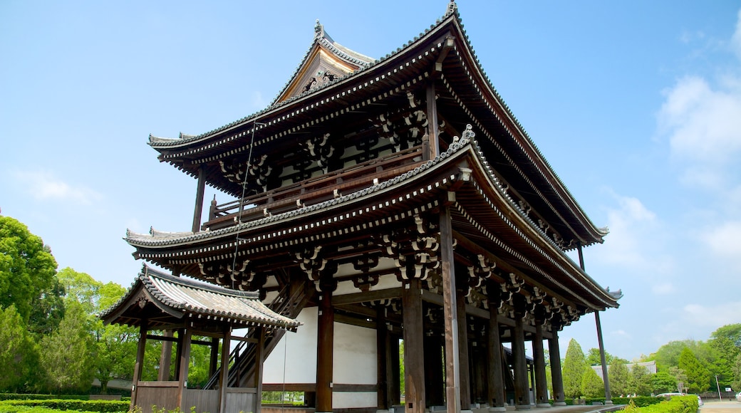 Templo de Tofukuji que inclui um templo ou local de adoração e elementos religiosos