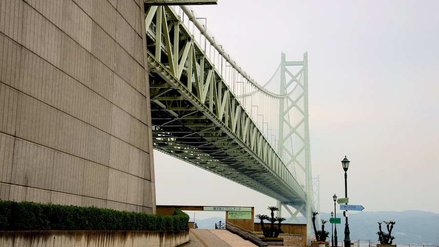 Puente de Akashi Kaikyo mostrando arquitectura moderna, horizonte y un puente colgante o pasarela en las copas de los árboles