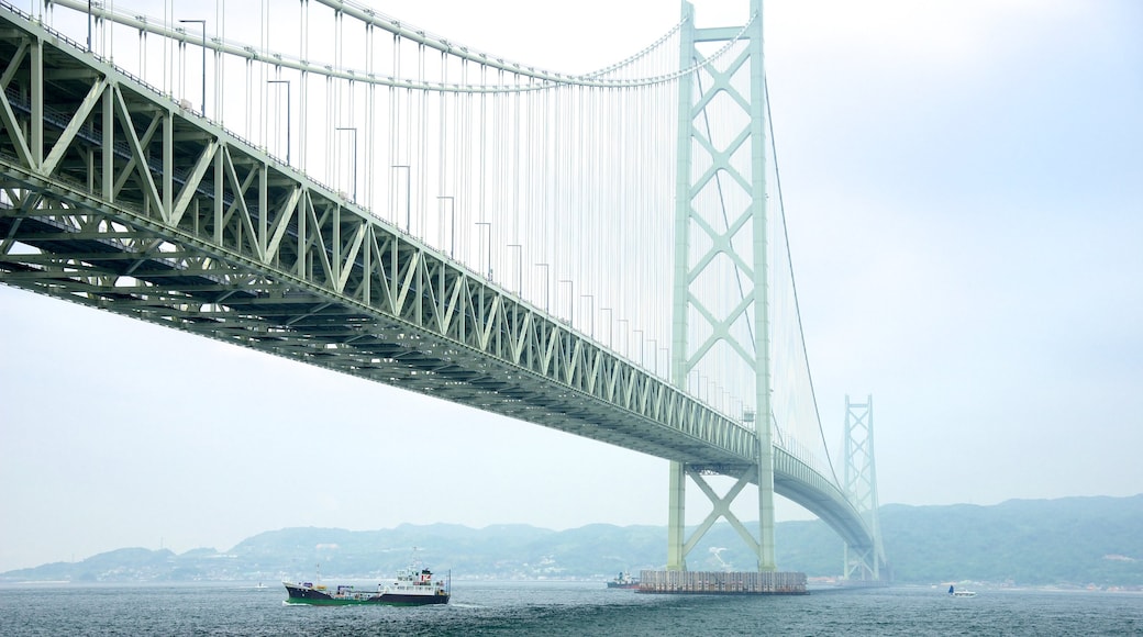 Ponte de Akashi Kaikyo mostrando paisagens litorâneas, uma ponte suspensa ou passarela entre as árvores e canoagem