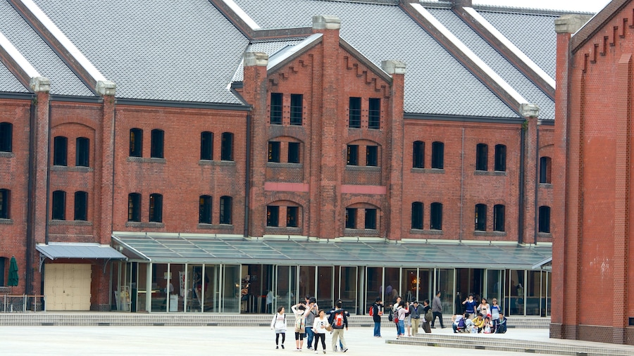 Red Brick Warehouse som inkluderar gatuliv och en stad