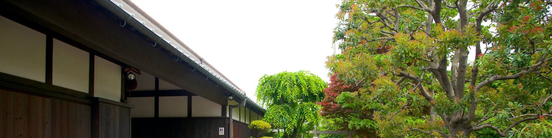 Hakutsuru Sake Brewery Museum featuring a garden and flowers