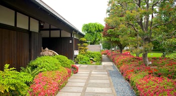 Hakutsuru Sake Bryggerimuseum og byder på en park og blomster