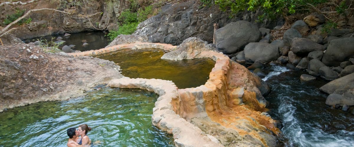 Guanacaste - Côte pacifique nord montrant rivière ou ruisseau et baignade aussi bien que couple