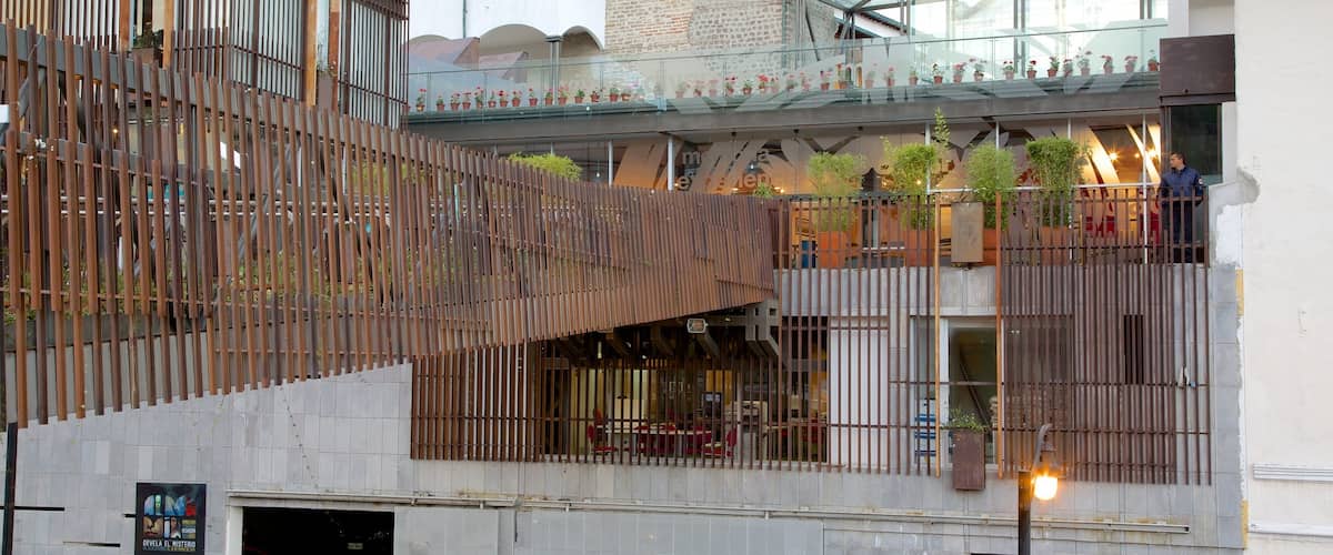 Andes que incluye arquitectura moderna y una ciudad