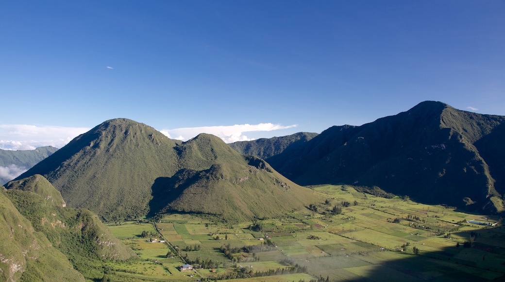 Quito som visar berg, åkrar och landskap