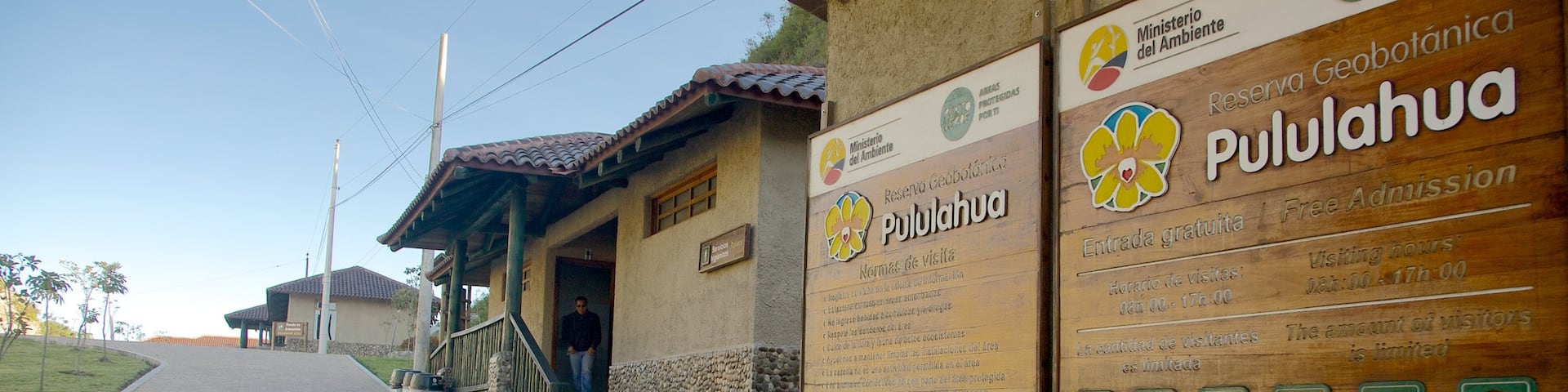 Quito showing signage and street scenes