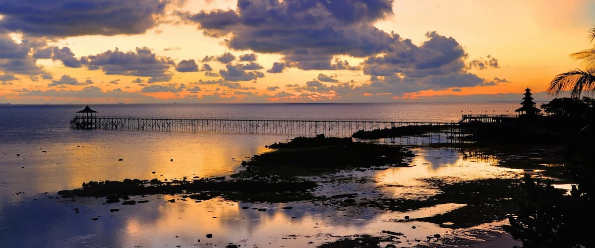 Batam ofreciendo escenas tropicales, una puesta de sol y imágenes de una isla