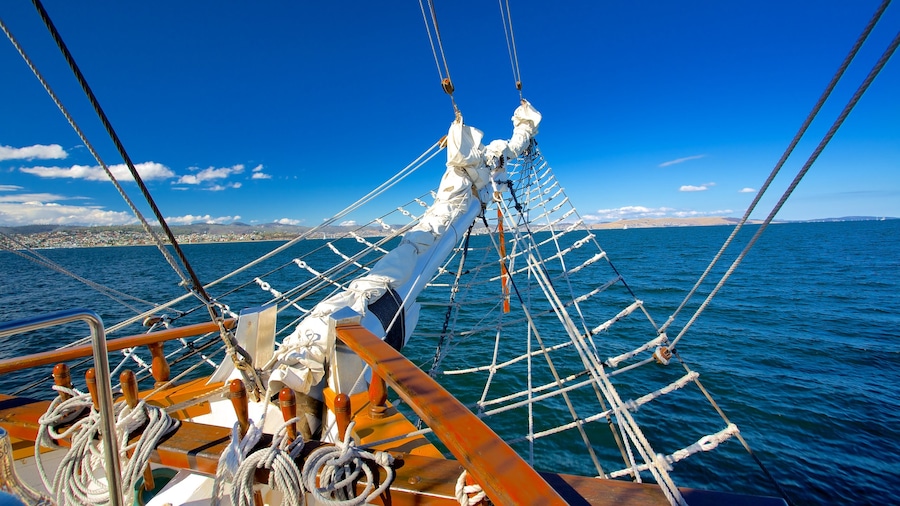 Tasmanien das einen Segeln und allgemeine Küstenansicht