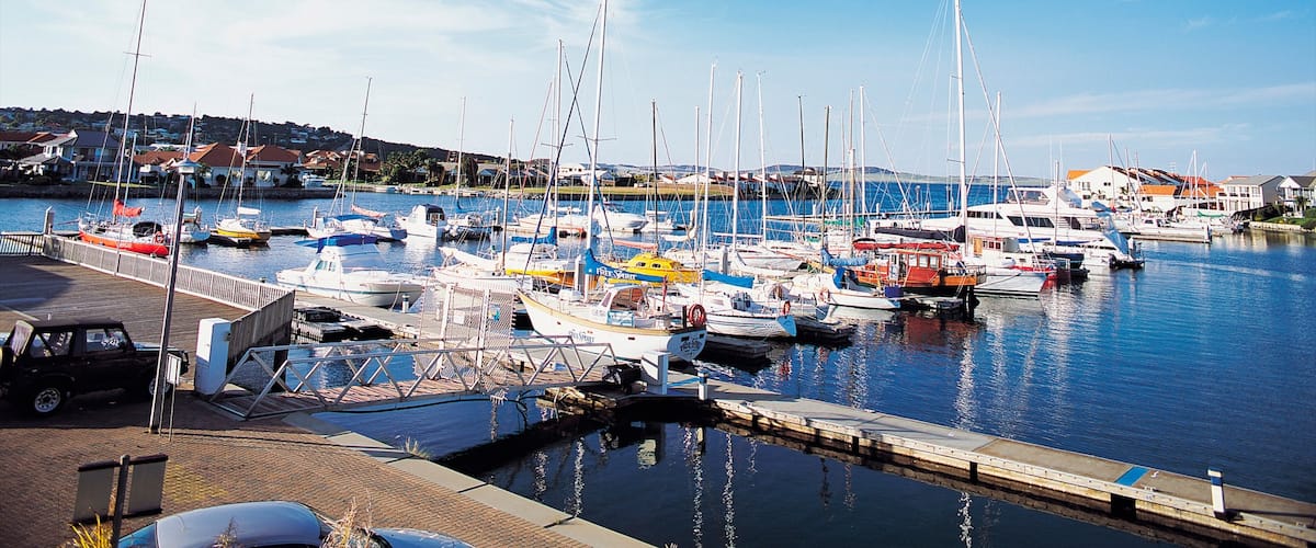 Port Lincoln mettant en vedette marina, ville cĂŽtiĂšre et navigation