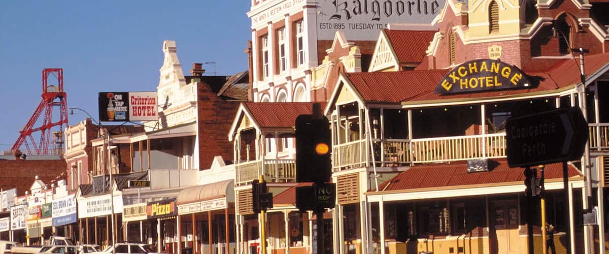 Kalgoorlie - Boulder mostrando um hotel, cenas de rua e uma cidade pequena ou vila