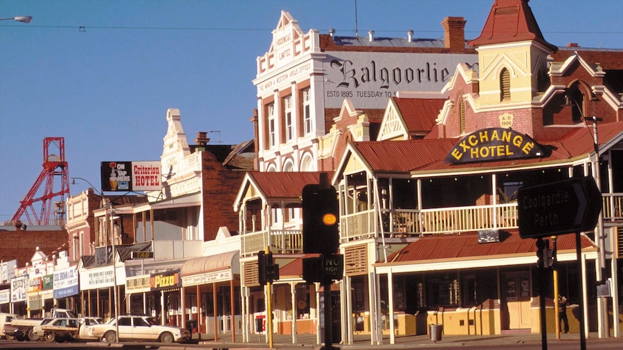 Kalgoorlie - Boulder og byder på et hotel, gadeliv og en lille by eller en landsby