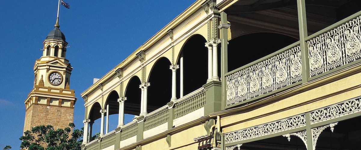 Kalgoorlie - Boulder which includes heritage architecture and a city